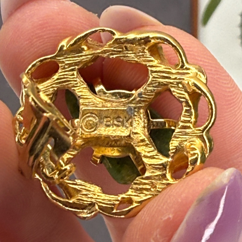 Vintage 60s 70s Gold Tone Green Stone Clip Earrings | Mid Century Brutalist Boho - Picture 8 of 9
